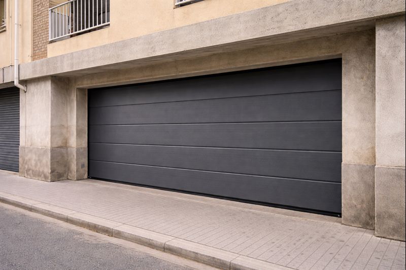 Puerta basculante comunitaria en edificio antiguo de Gandia